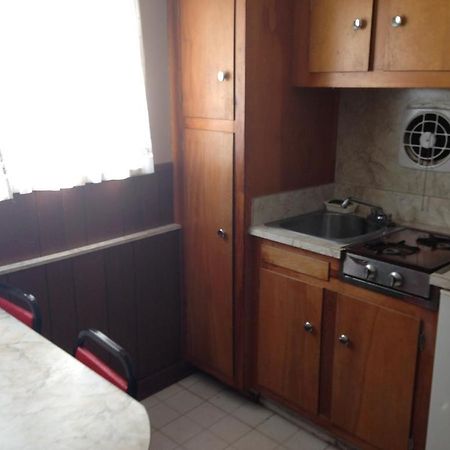 Amber Lantern One-Bedroom Cottage Lake George Luaran gambar